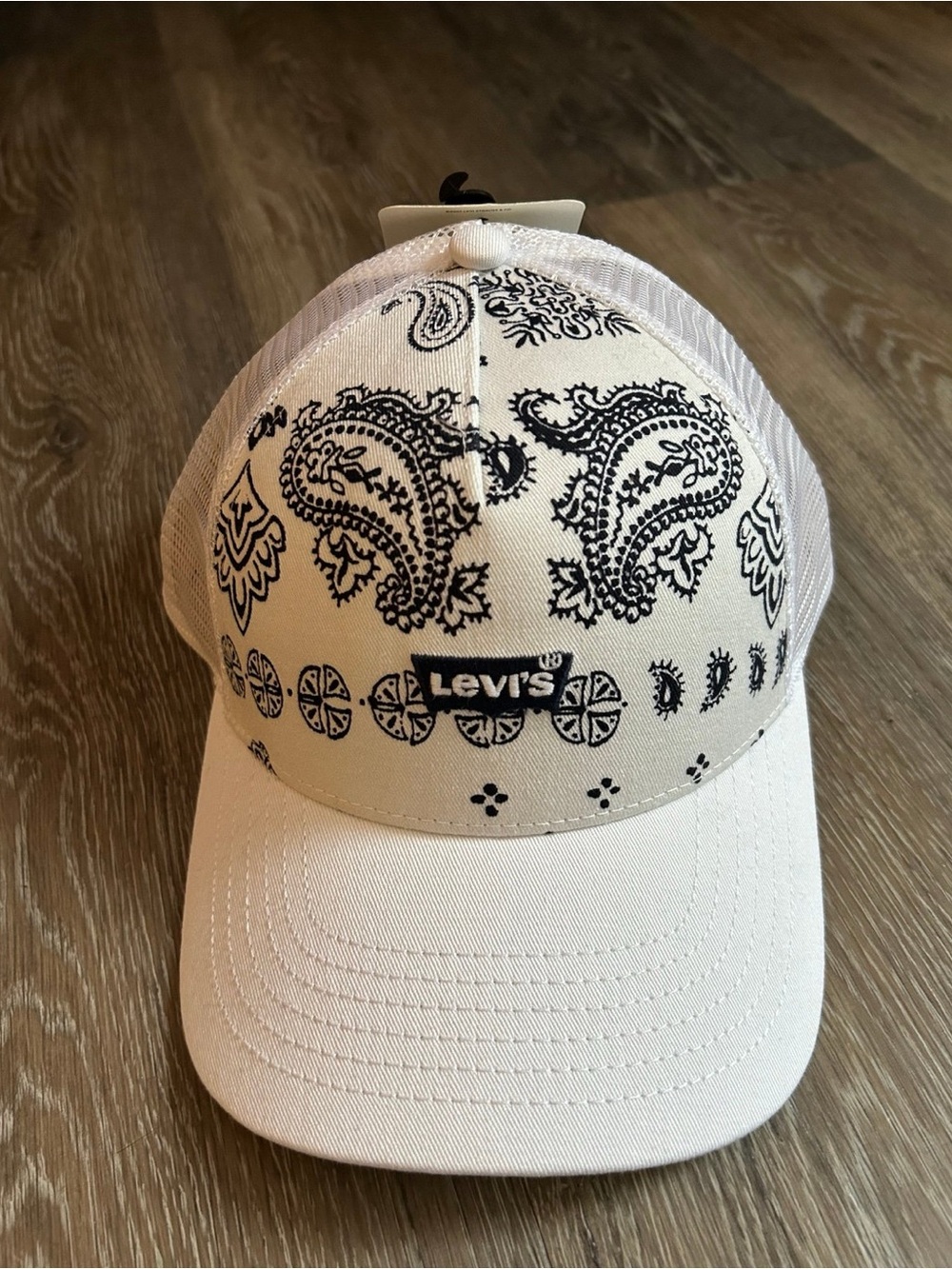 Levi’s unisex paisley white mesh cap New